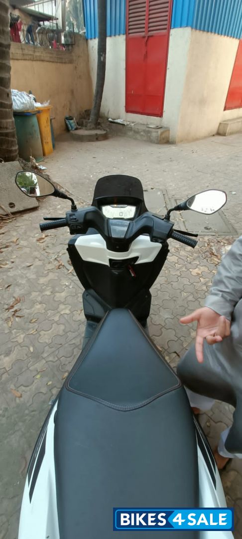 Pearl White Aprilia SXR 160