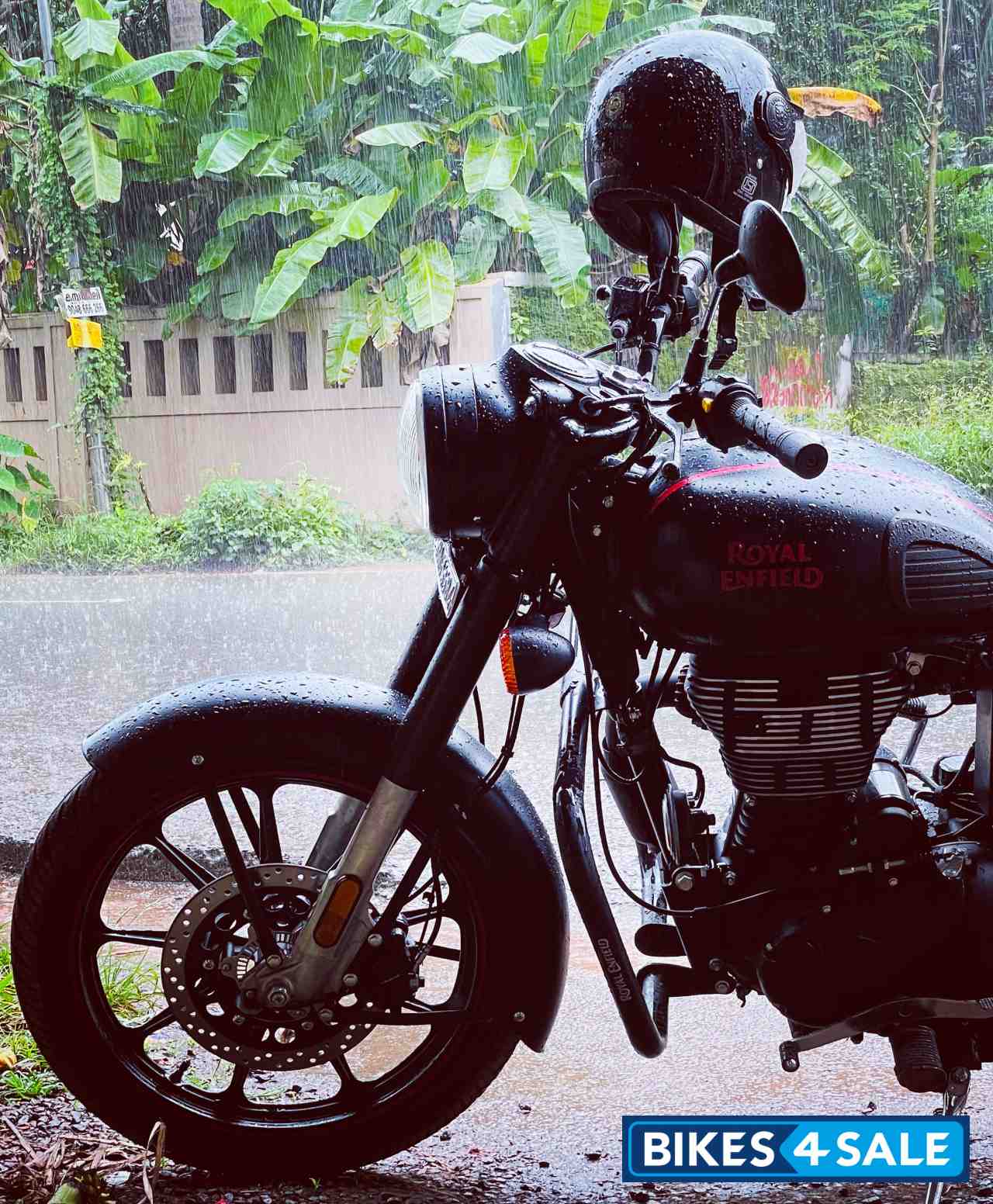 Royal Enfield Classic Stealth Black