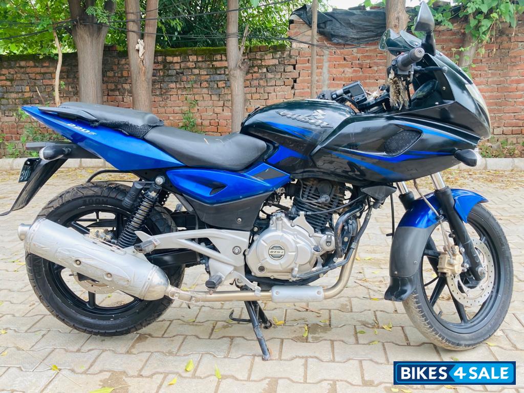 Blue And Black Bajaj Pulsar 220 DTSi