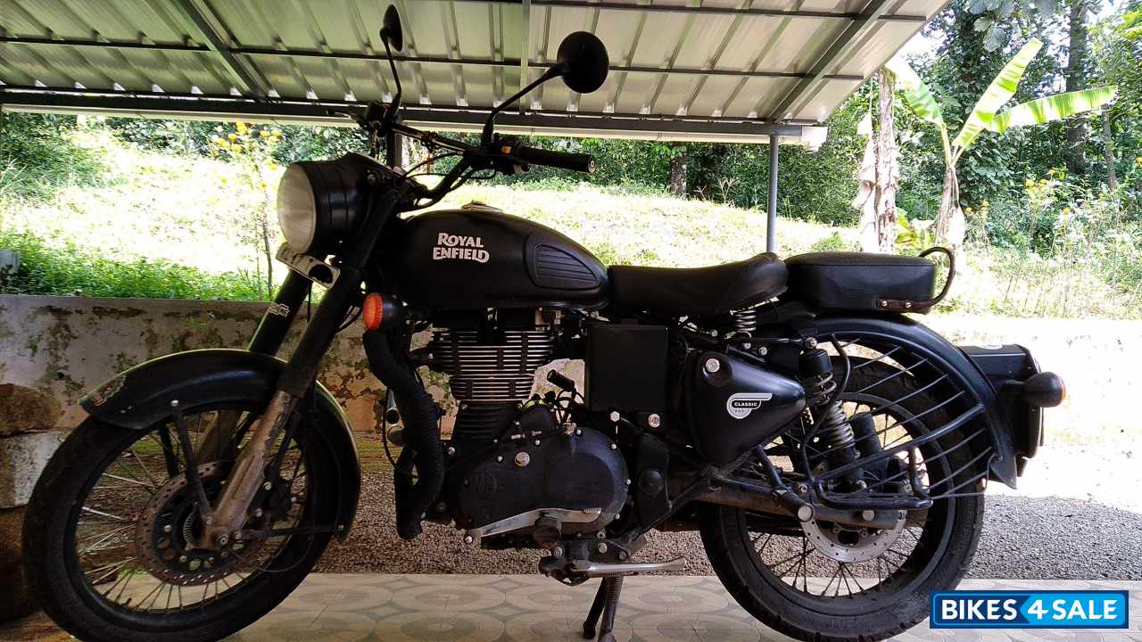 Stealth Black Royal Enfield Classic Stealth Black