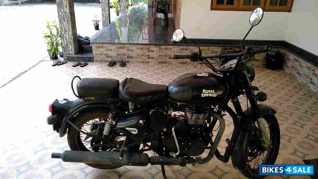 Stealth Black Royal Enfield Classic Stealth Black