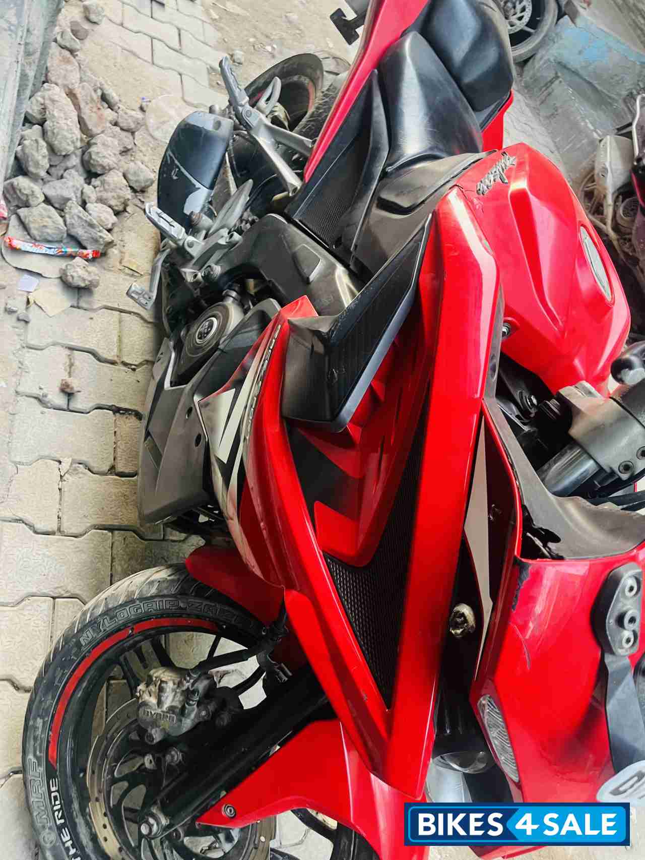 Red Bajaj Pulsar RS 200