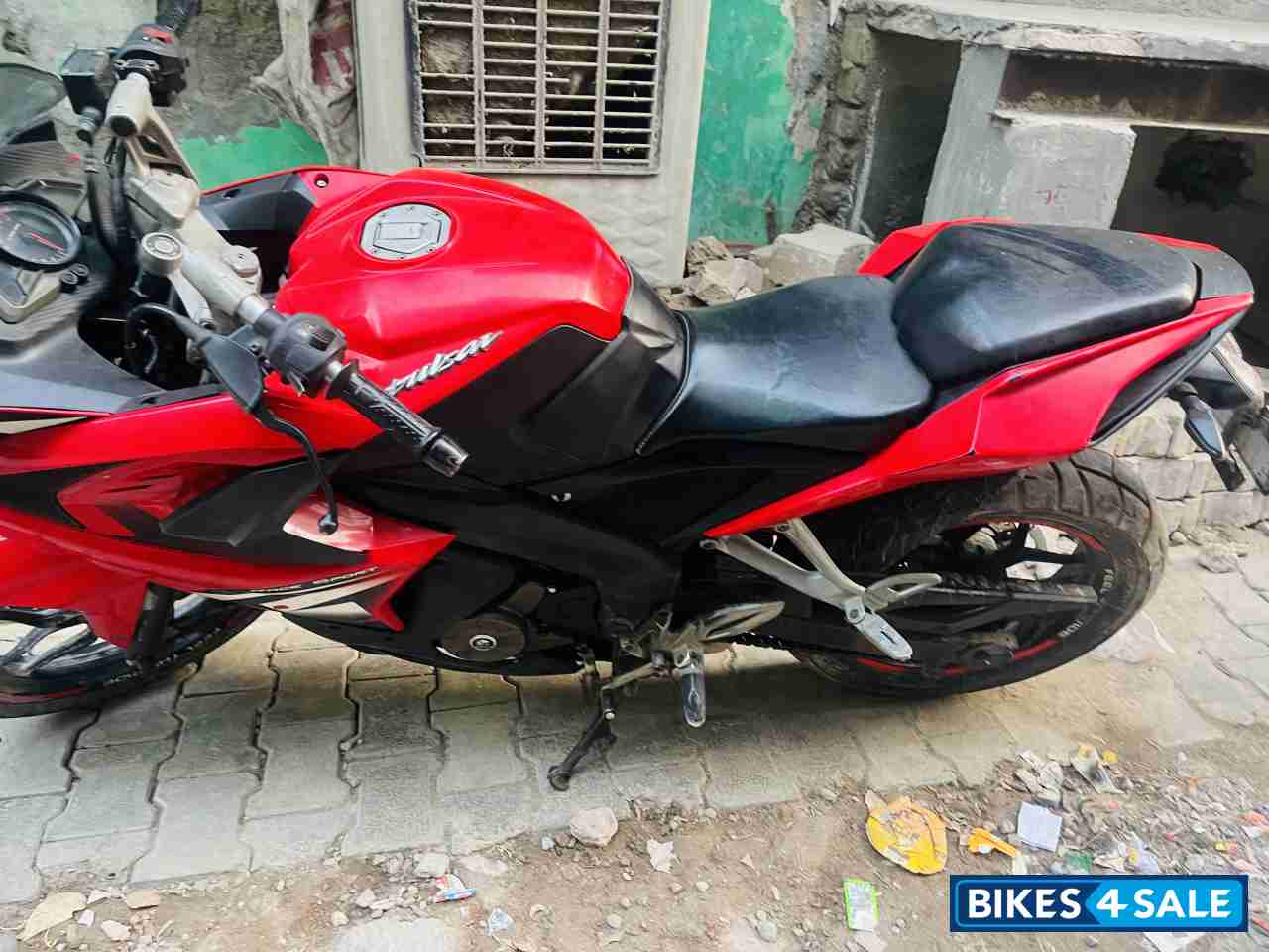 Red Bajaj Pulsar RS 200