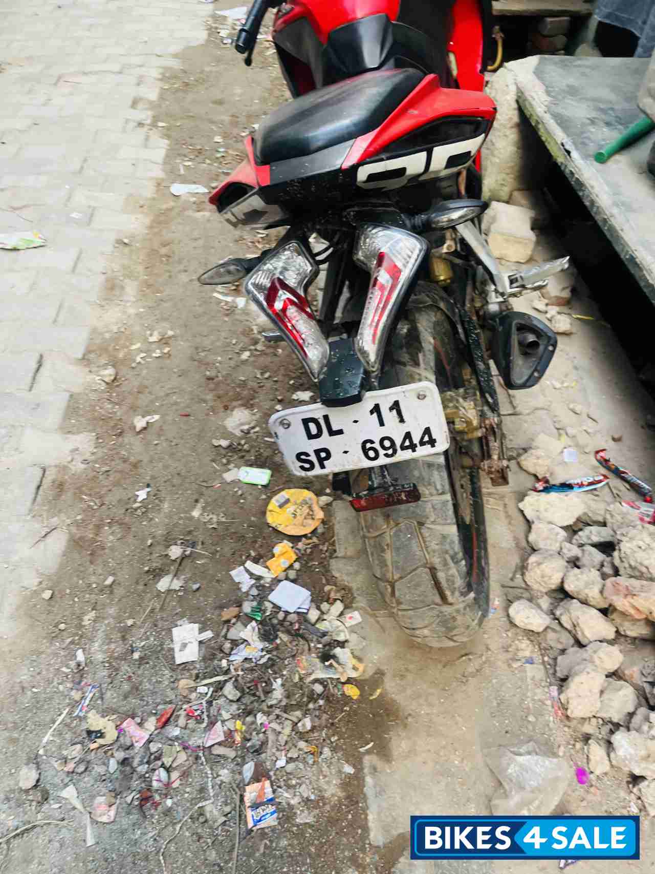 Red Bajaj Pulsar RS 200