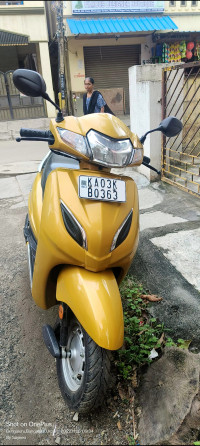 Dazzling Yellow Honda Activa 5G