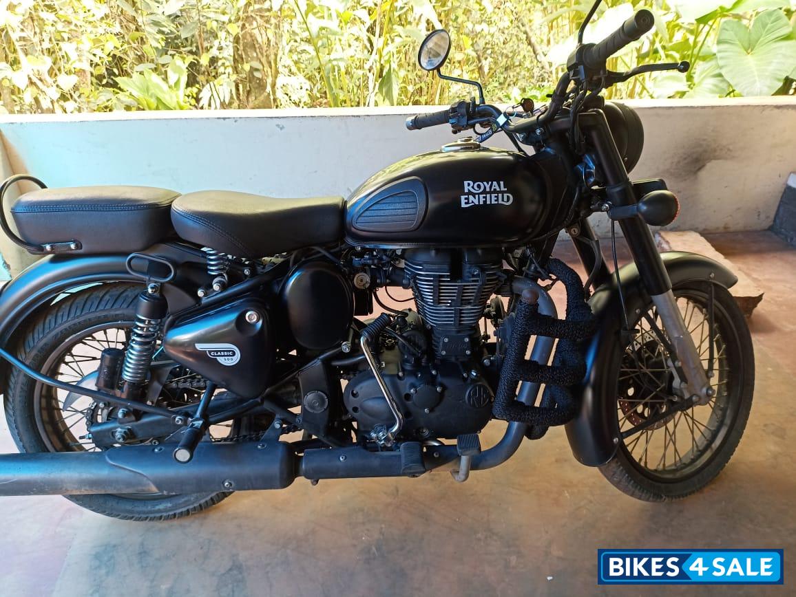 Stealth Black Royal Enfield Classic Stealth Black