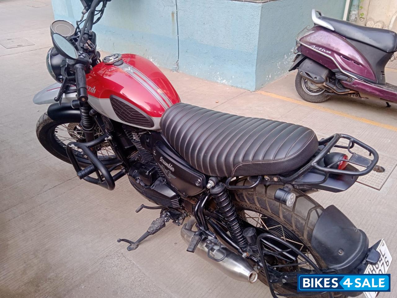 Yezdi Scrambler Dual Tone