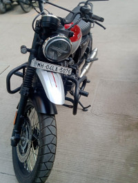 Yezdi Scrambler Dual Tone