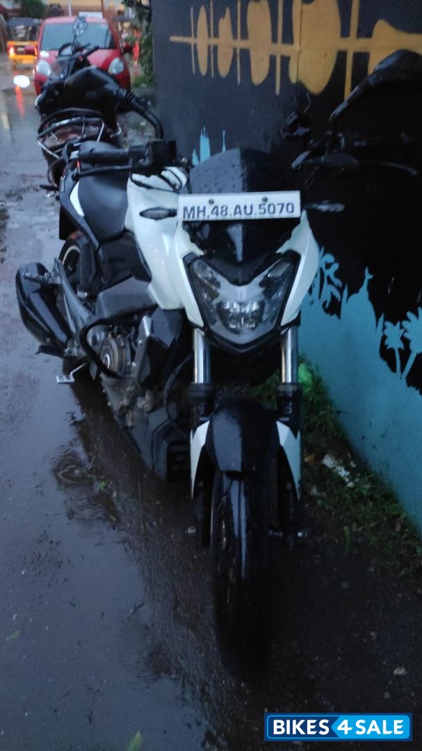 White Bajaj Dominar 400 Disc