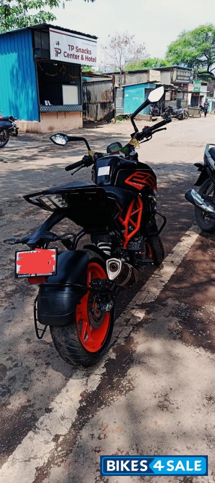 Black KTM Duke 250 2022
