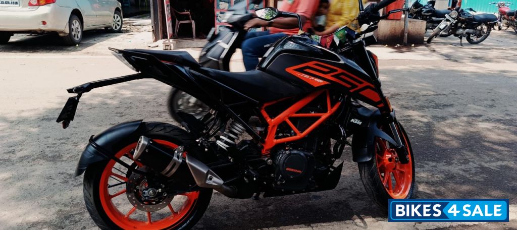 Black KTM Duke 250 2022
