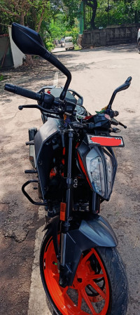 Black KTM Duke 250 2022