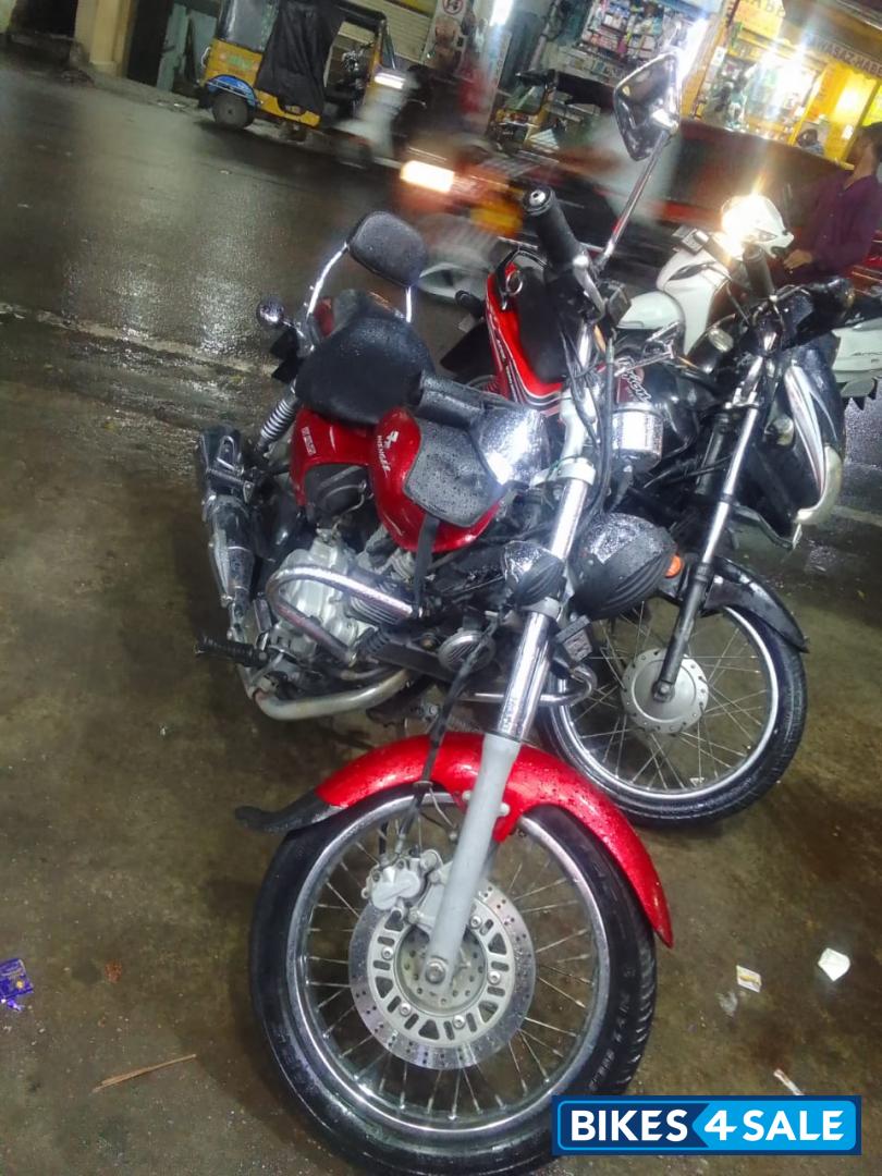 Red Bajaj Avenger 220 DTS-i