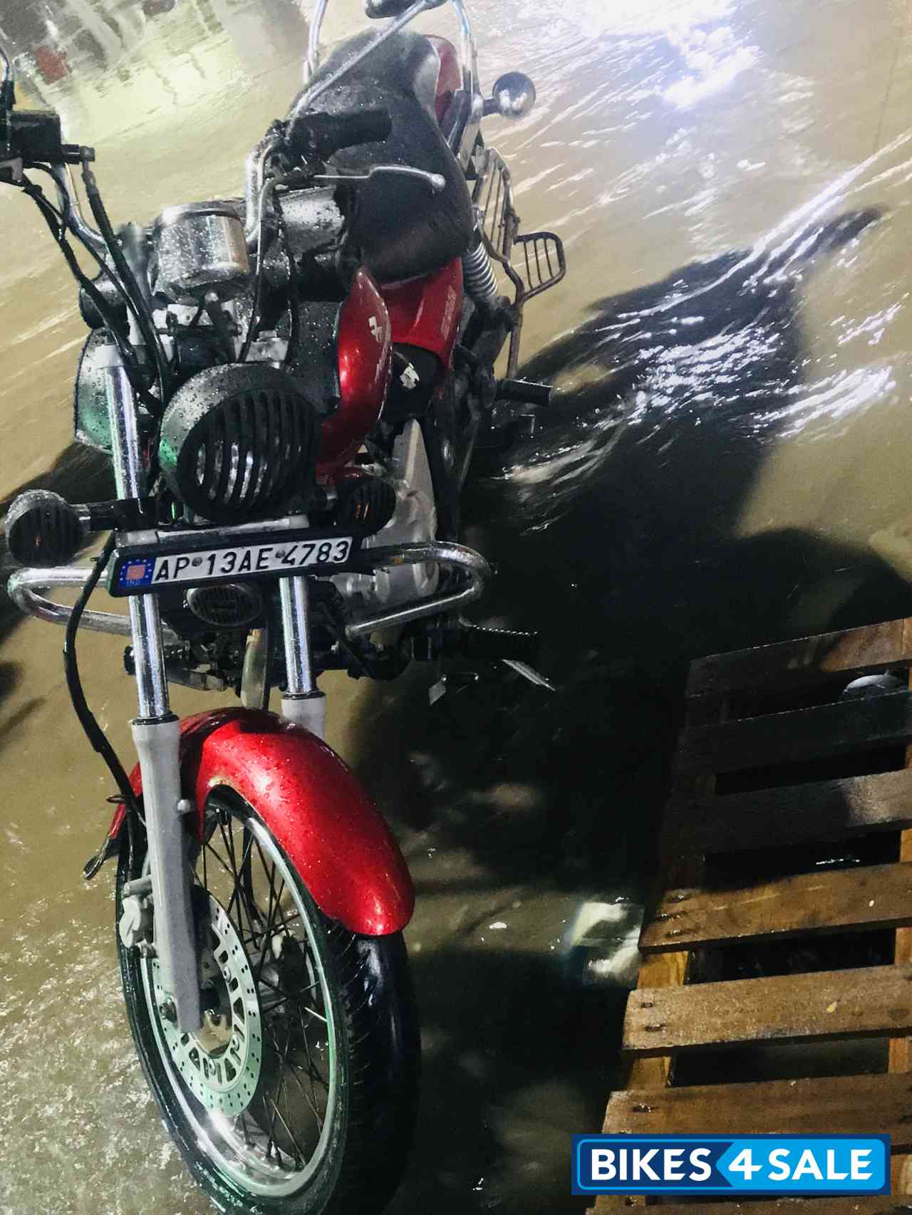 Red Bajaj Avenger 220 DTS-i