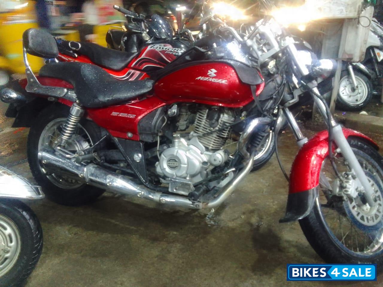 Red Bajaj Avenger 220 DTS-i