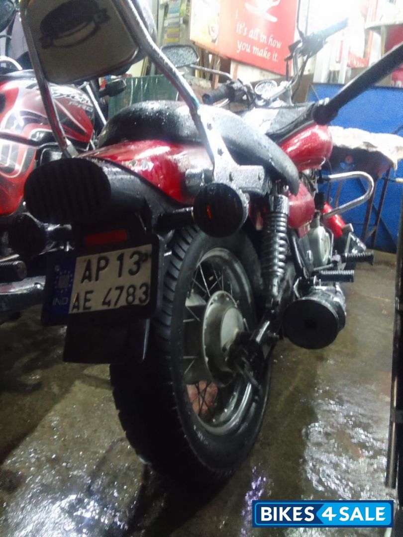 Red Bajaj Avenger 220 DTS-i