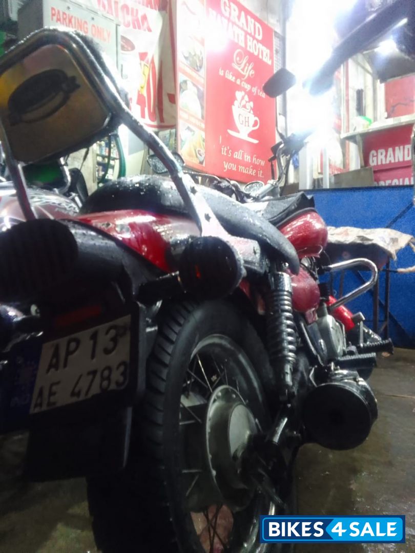Red Bajaj Avenger 220 DTS-i