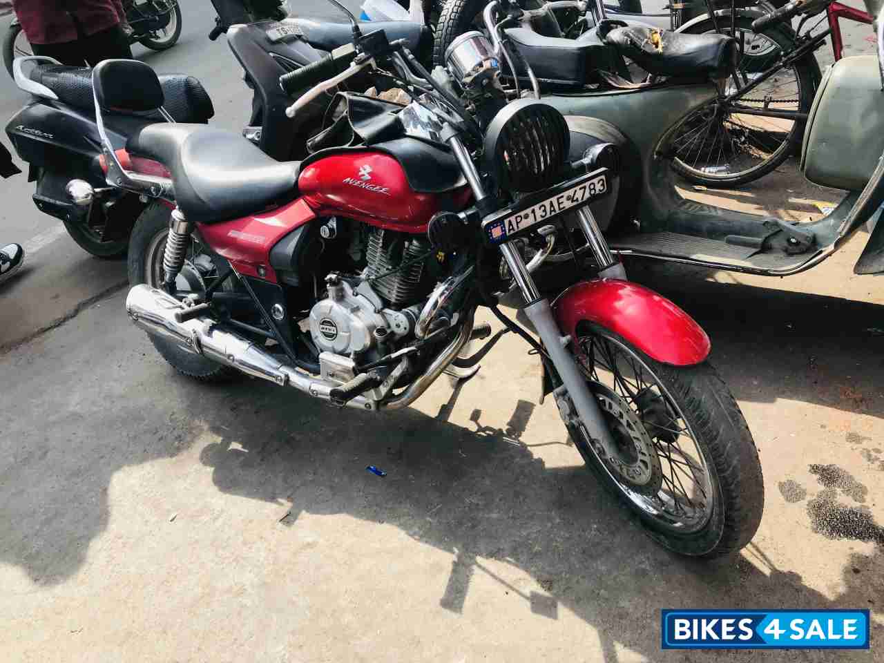 Red Bajaj Avenger 220 DTS-i
