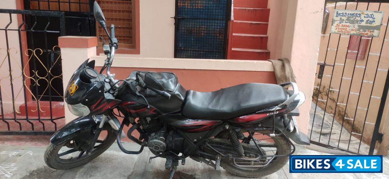 Red Bajaj Discover 150