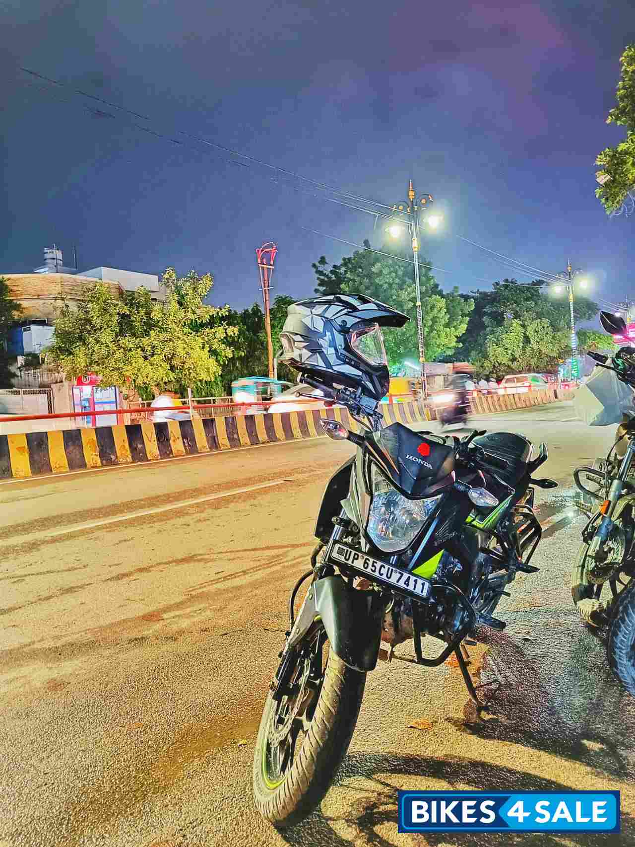 Gray Honda CB Hornet 160R