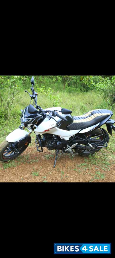 White Hero Xtreme 160R