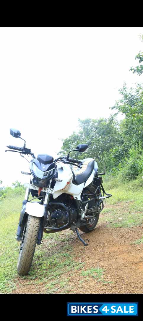 White Hero Xtreme 160R