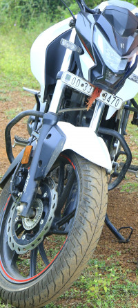 White Hero Xtreme 160R