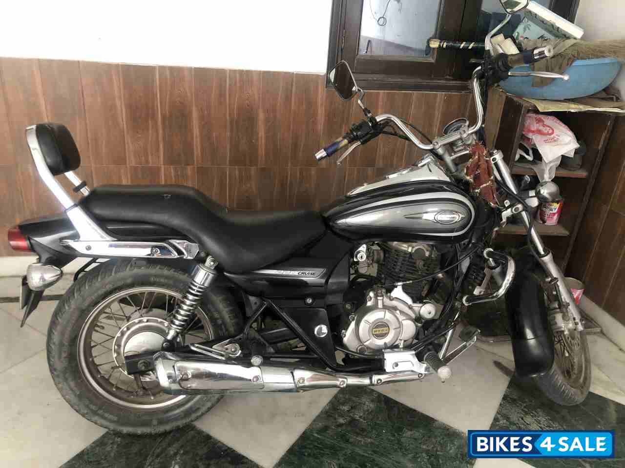 Black Bajaj Avenger Cruise 220