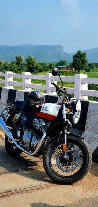 White Royal Enfield Interceptor 650 Twin