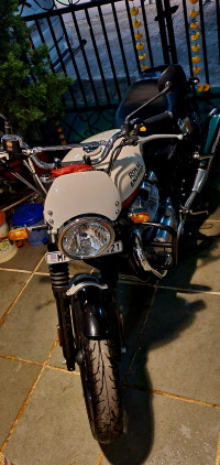 White Royal Enfield Interceptor 650 Twin