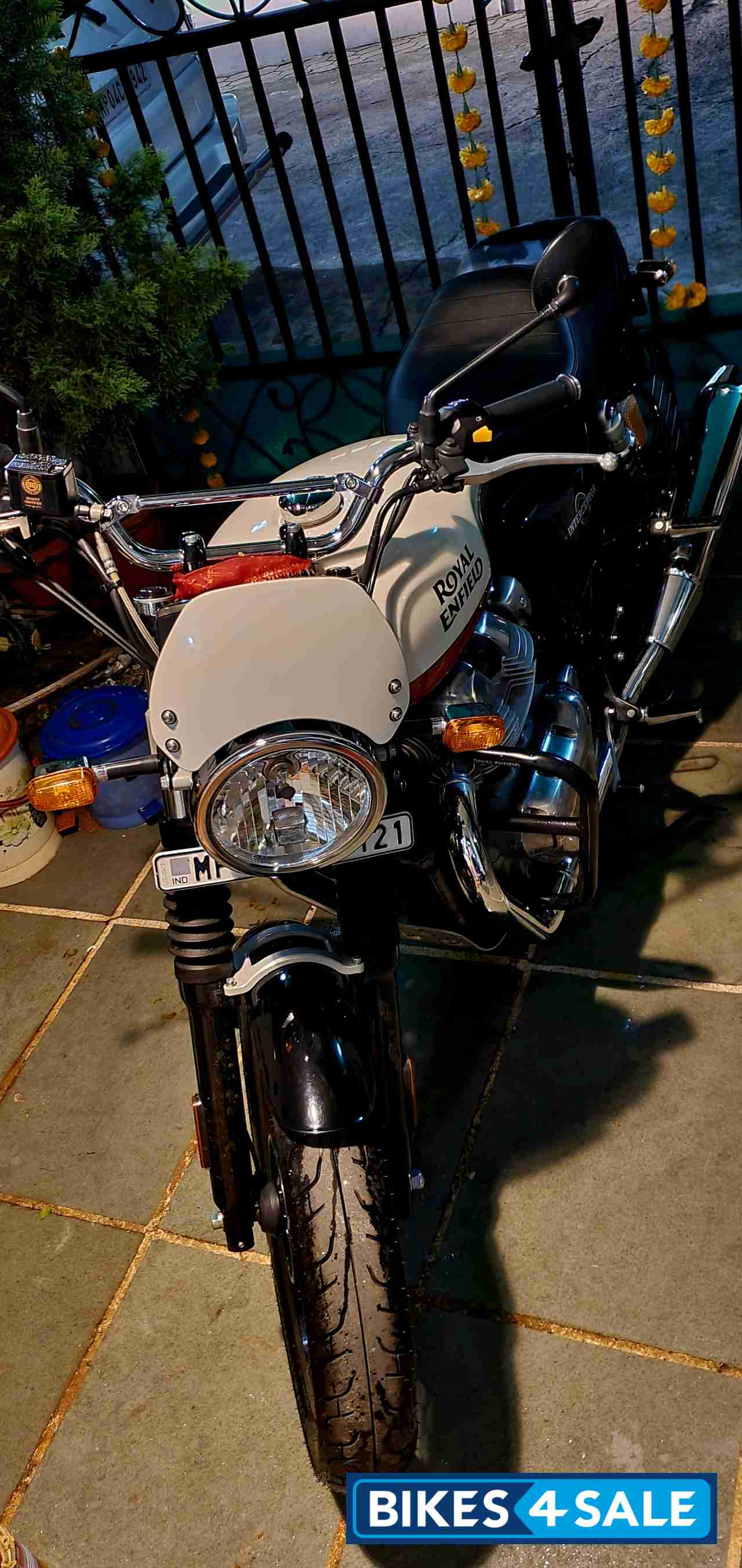 White Royal Enfield Interceptor 650 Twin