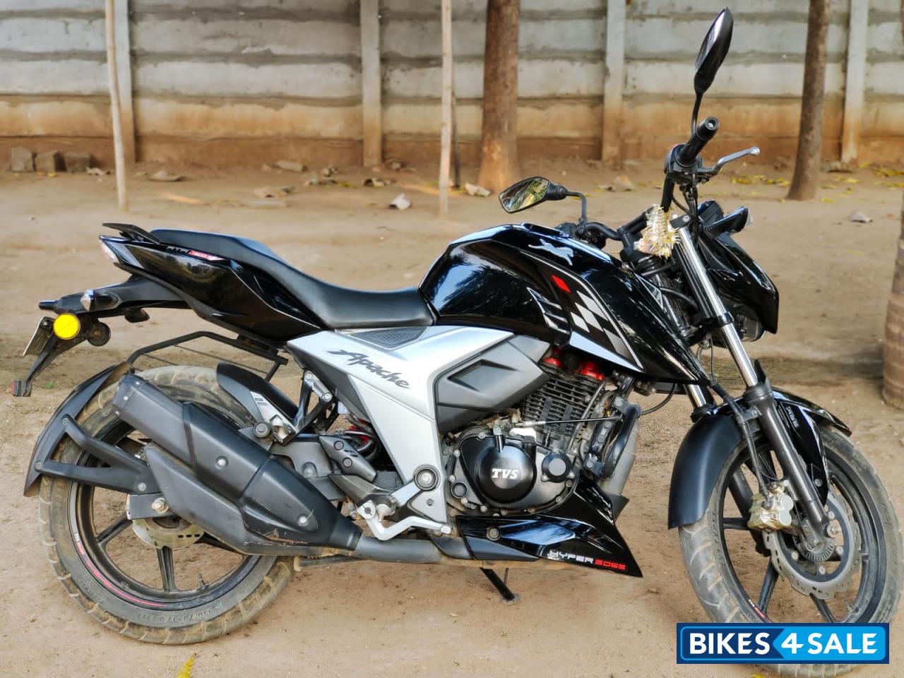 Black TVS Apache RTR 160 4V BS6