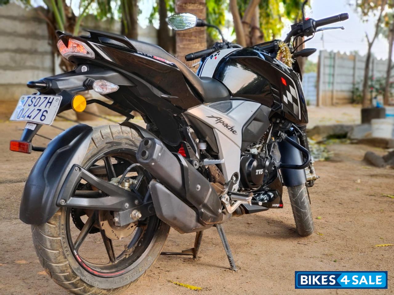 Black TVS Apache RTR 160 4V BS6