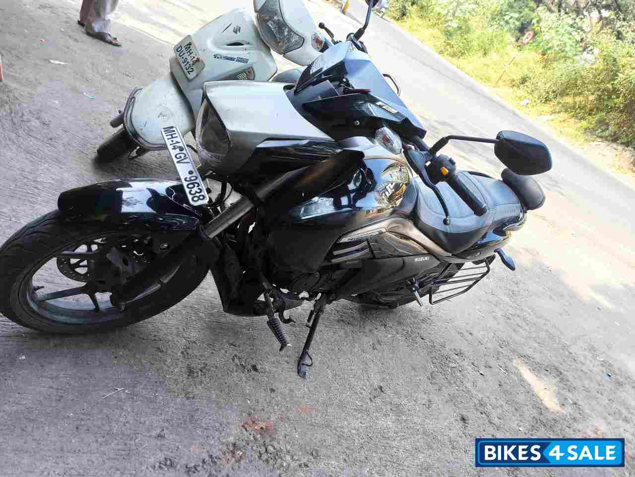 Black Suzuki Intruder 150 FI