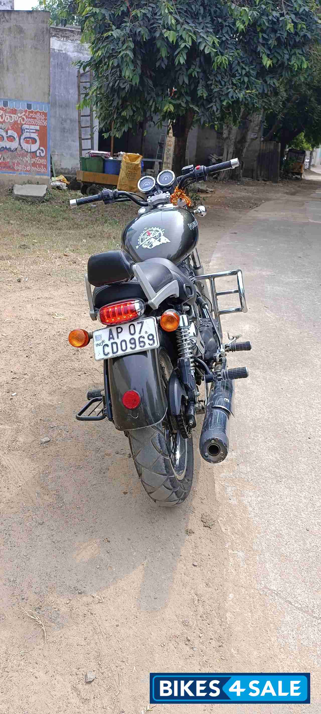 Black Royal Enfield Thunderbird 350