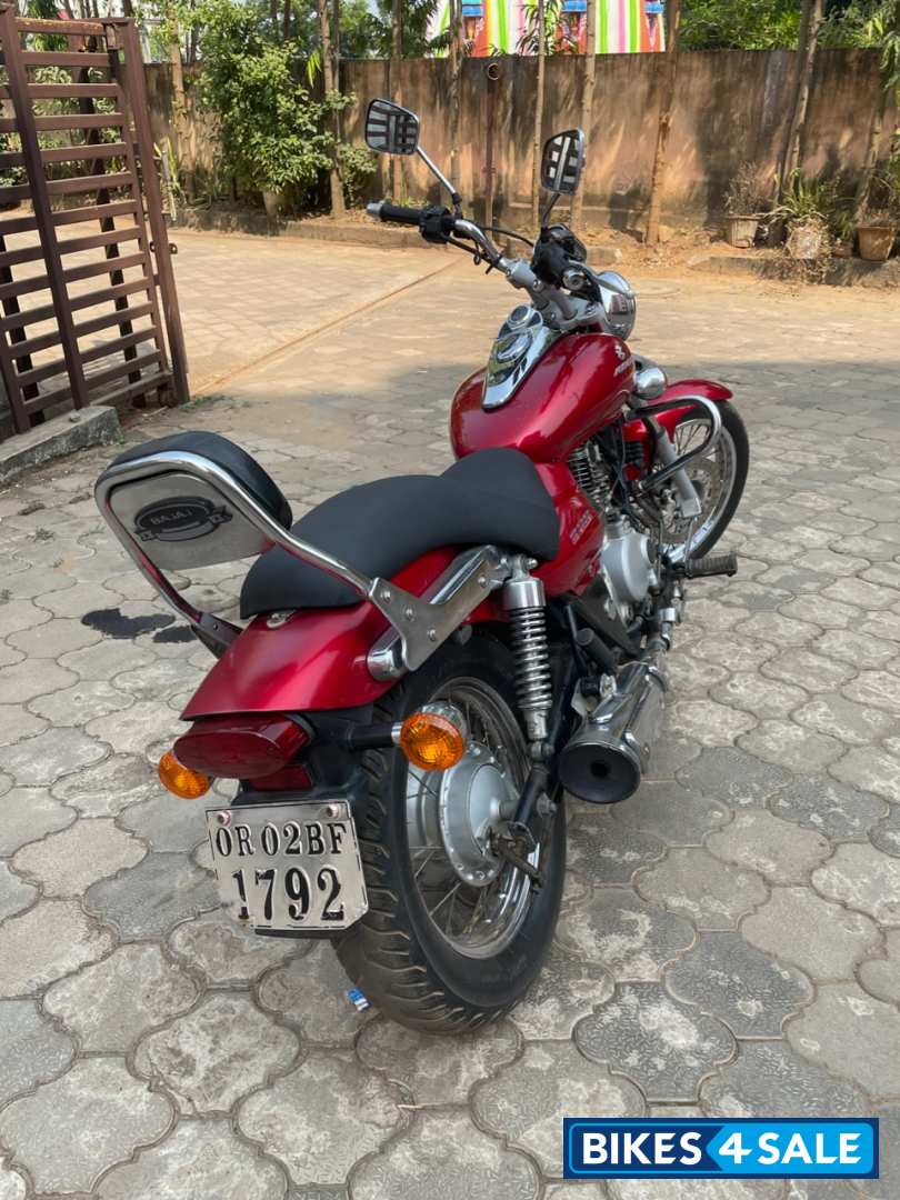Red Bajaj Avenger 200 DTS-i