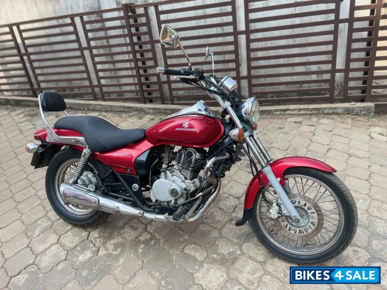 Red Bajaj Avenger 200 DTS-i