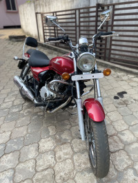 Red Bajaj Avenger 200 DTS-i