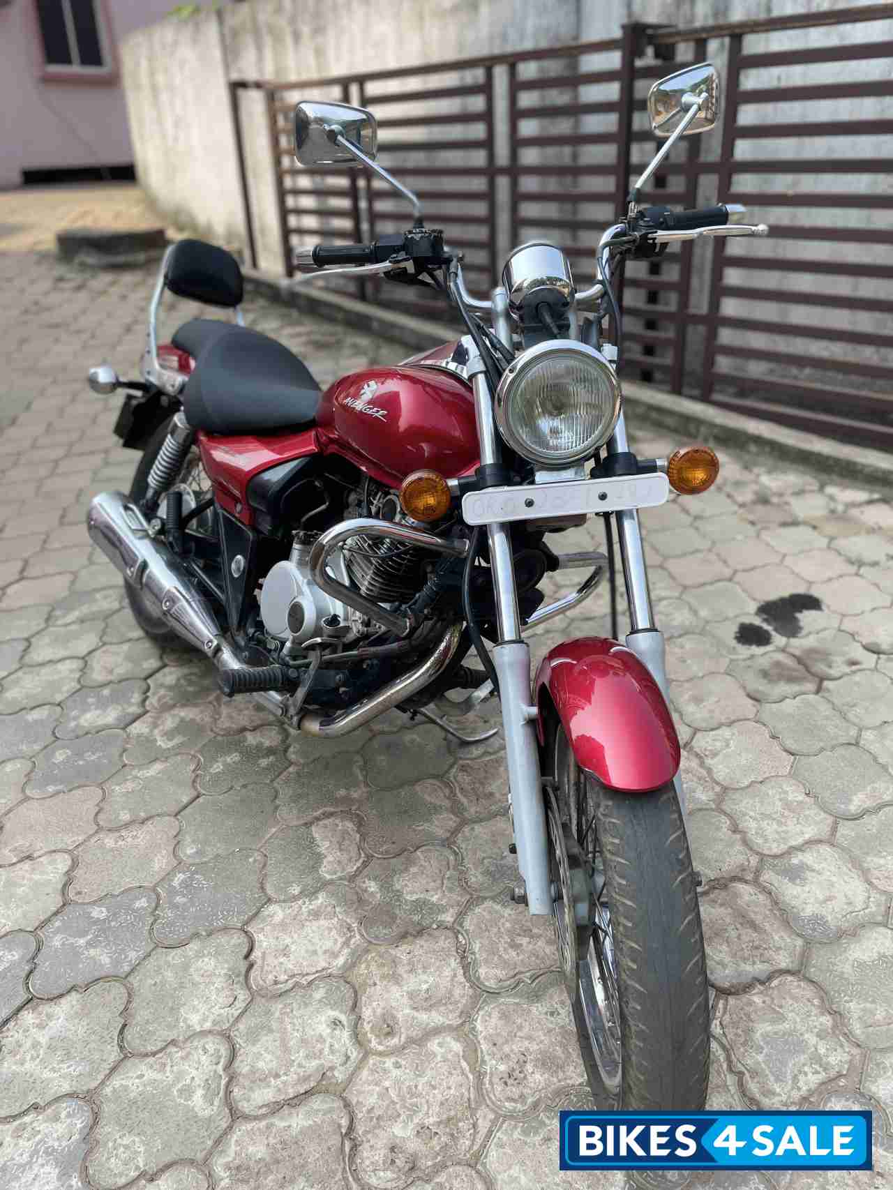 Red Bajaj Avenger 200 DTS-i