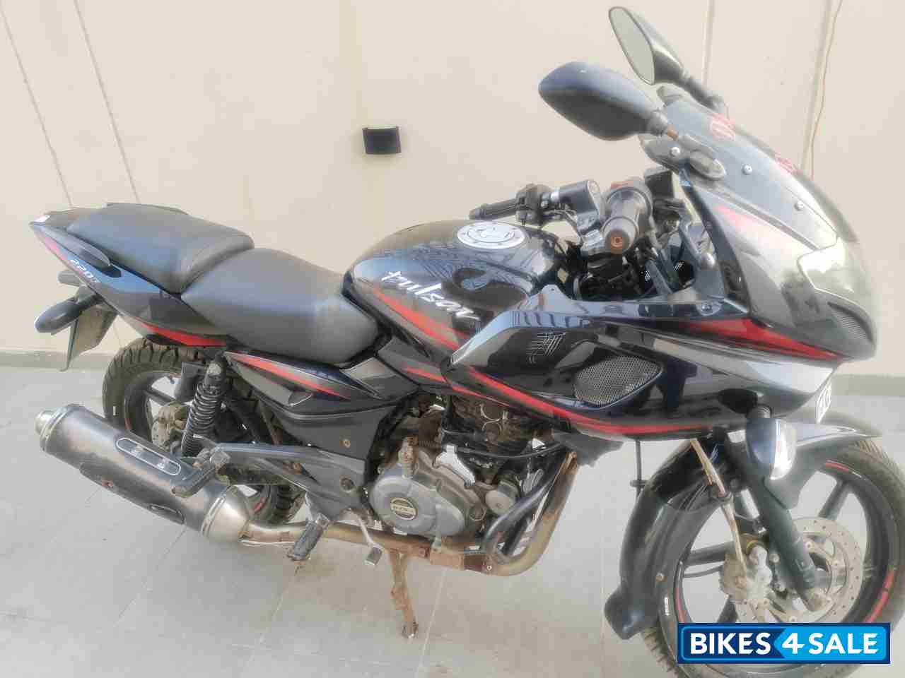 Red Bajaj Pulsar 220F