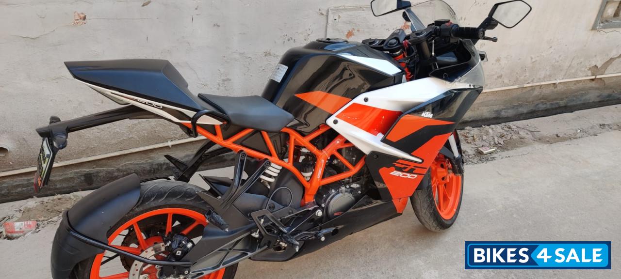 Black KTM RC 200