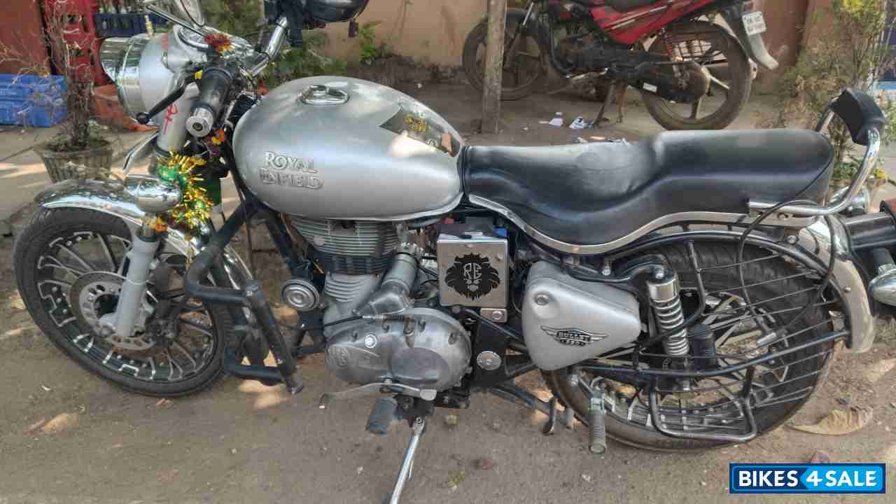 White Royal Enfield Bullet 350 Twinspark