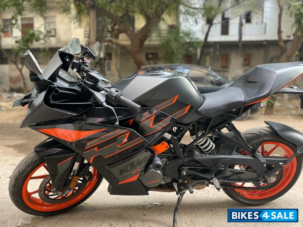 Black KTM RC 200