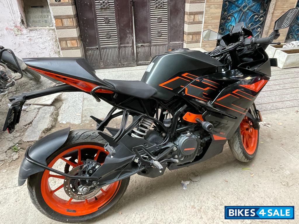 Black KTM RC 200