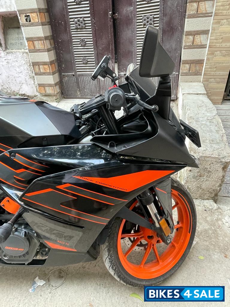 Black KTM RC 200