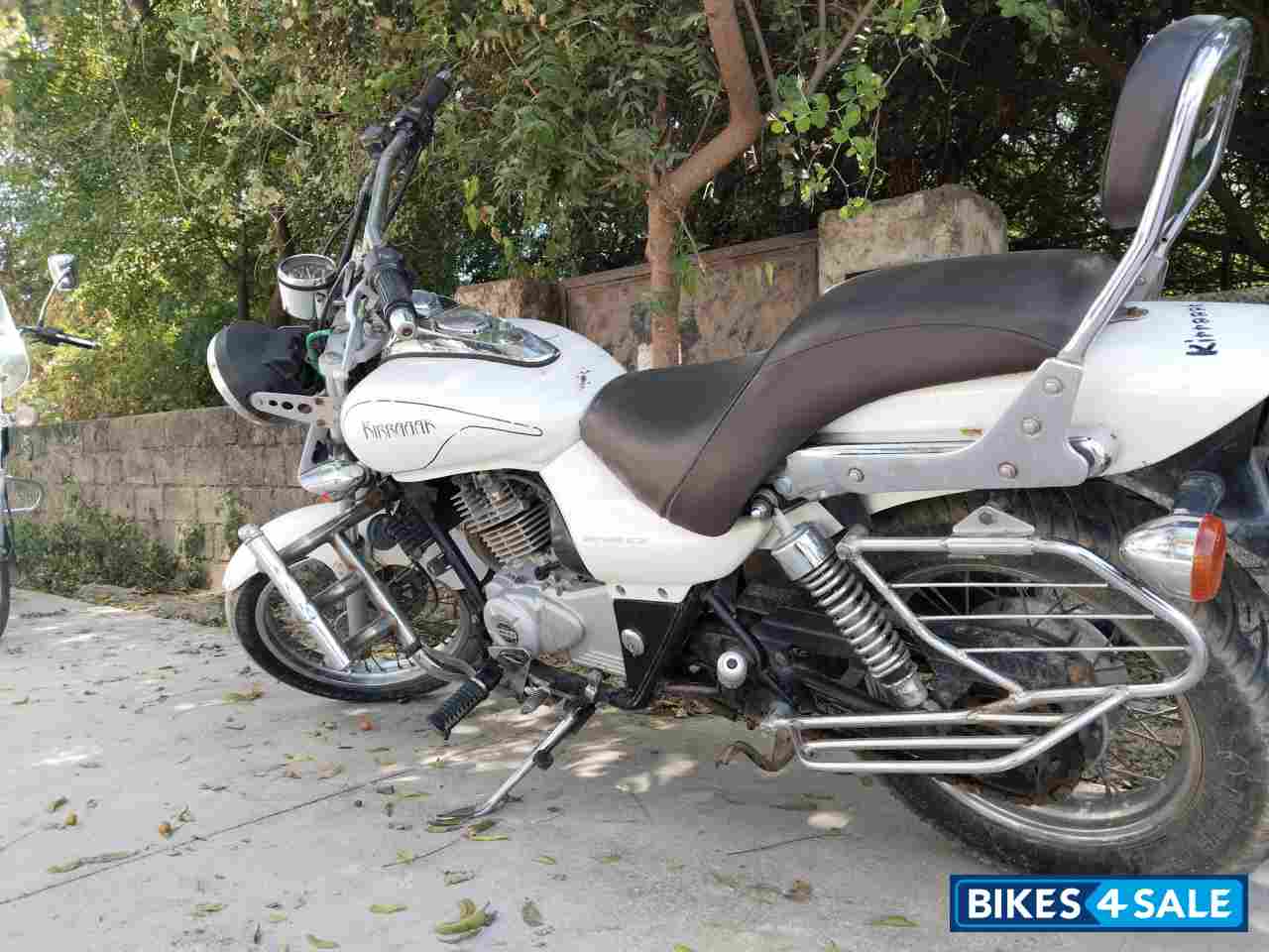 M White Bajaj Avenger 220 DTS-i