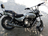 M White Bajaj Avenger 220 DTS-i