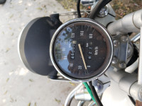 M White Bajaj Avenger 220 DTS-i