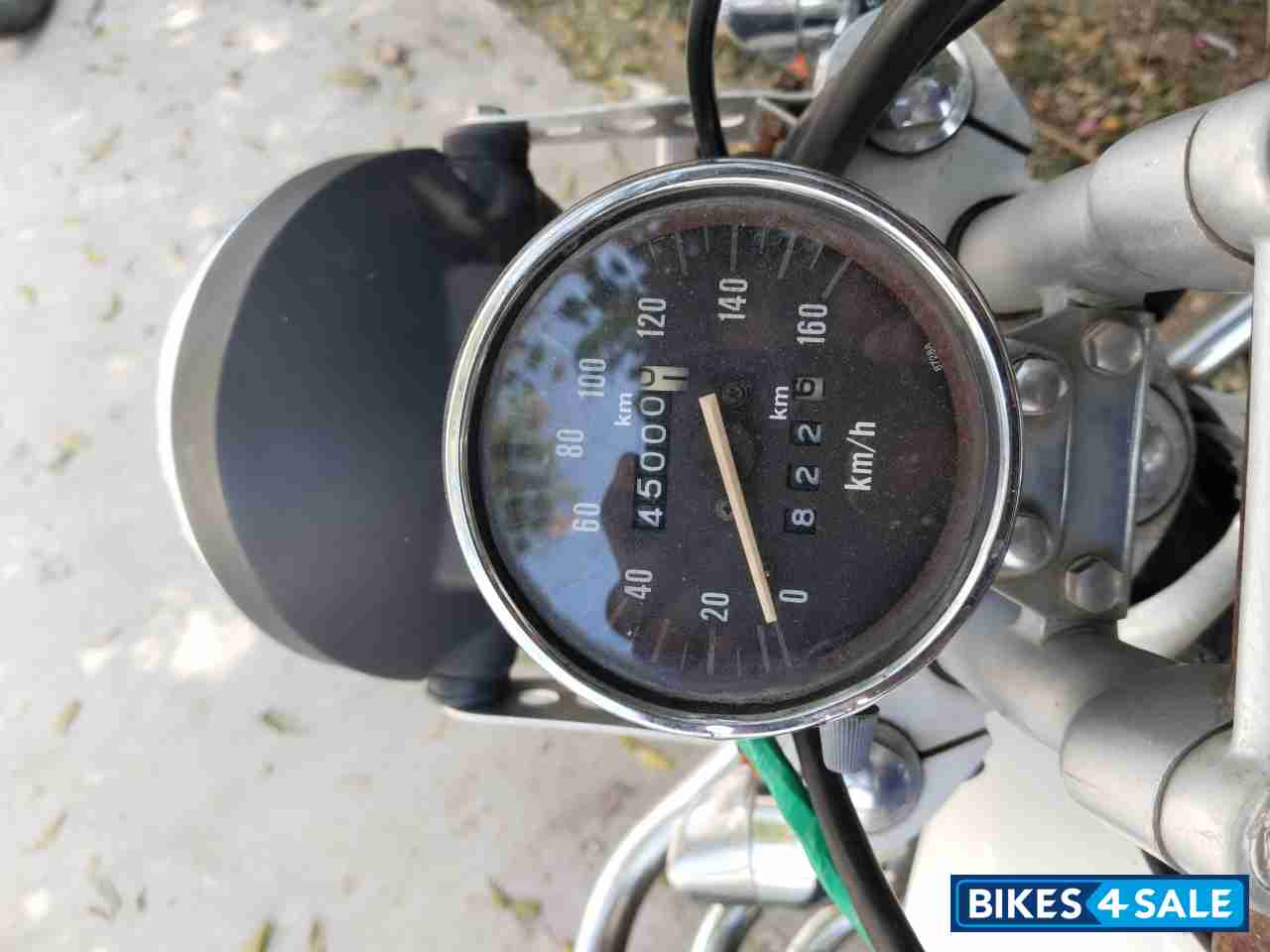 M White Bajaj Avenger 220 DTS-i