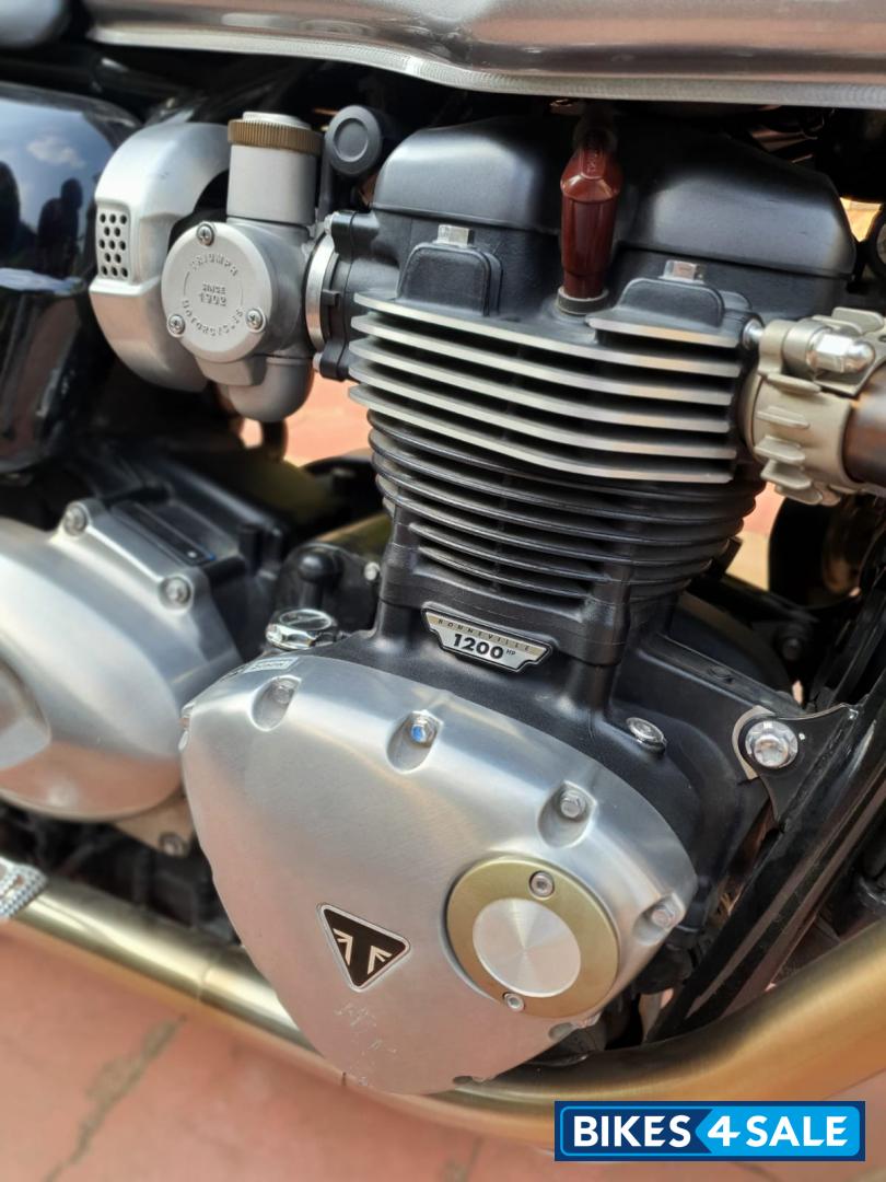 Silver Ice Triumph Thruxton 1200 R